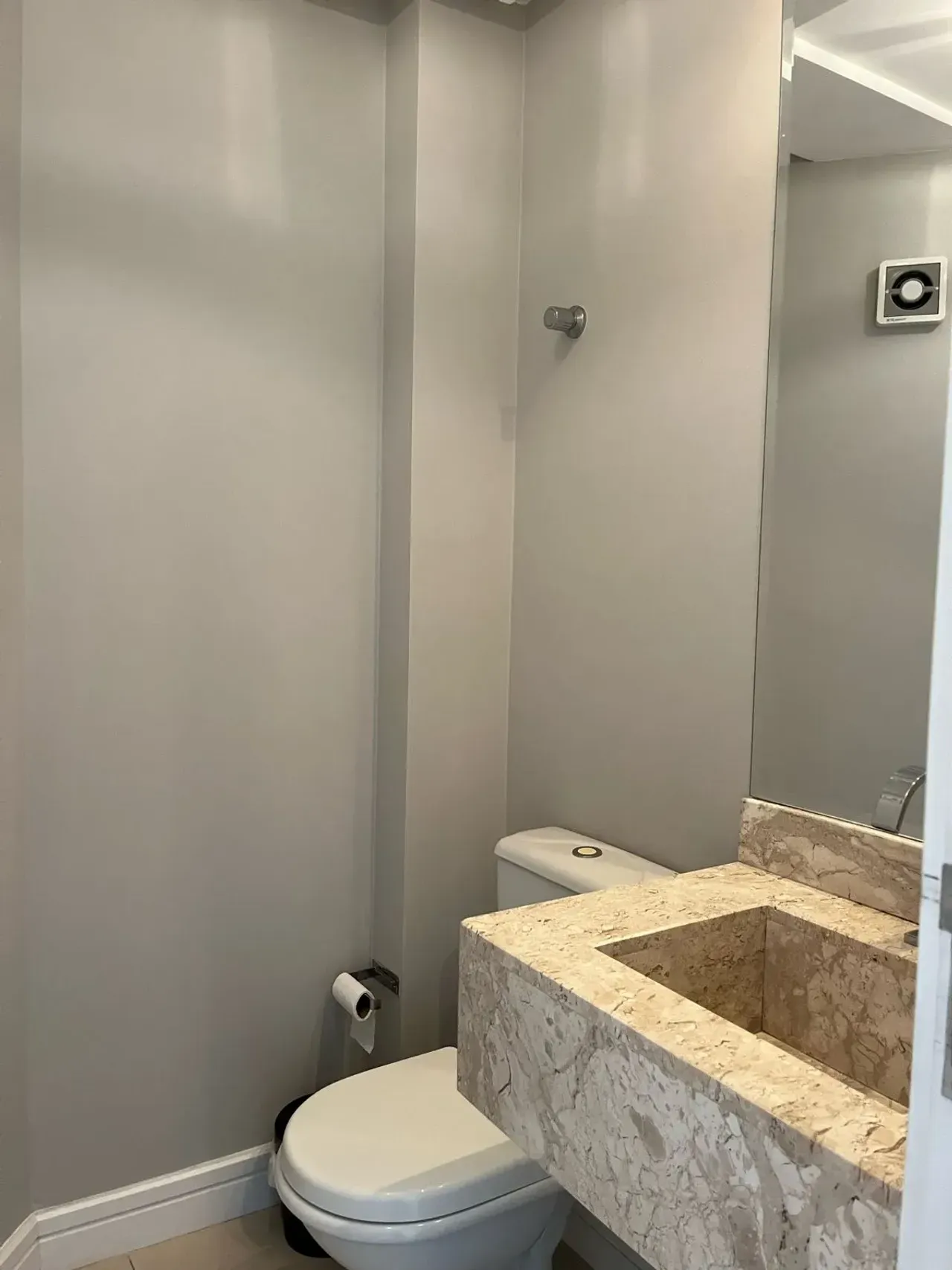 Apartamento com 1 suíte, 1 demi e 2 vagas de garagem no Centro de Balneário Camboriú