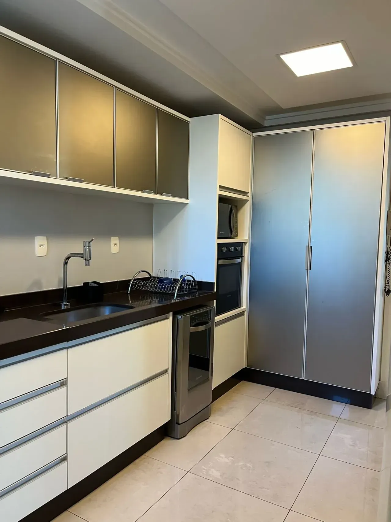 Apartamento com 1 suíte, 1 demi e 2 vagas de garagem no Centro de Balneário Camboriú — foto 2