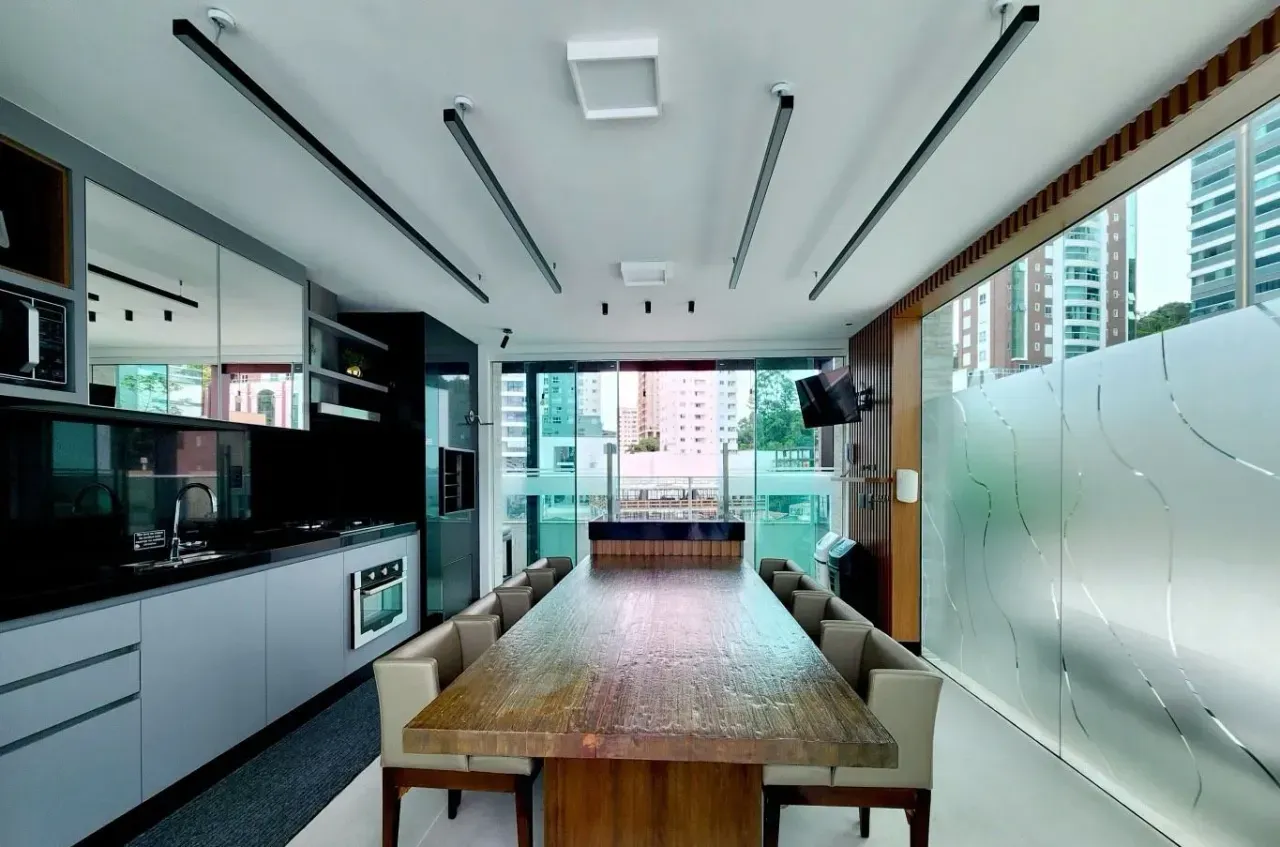 Apartamento mobiliado com 3 suítes e 2 vagas de garagem em Balneário Camboriú
