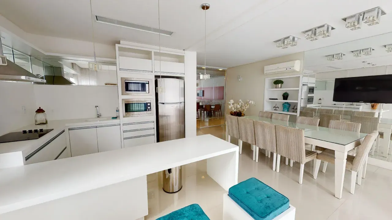 Apartamento com 3 suítes e 3 vagas de garagem no Centro de Balneário Camboriú — foto 2