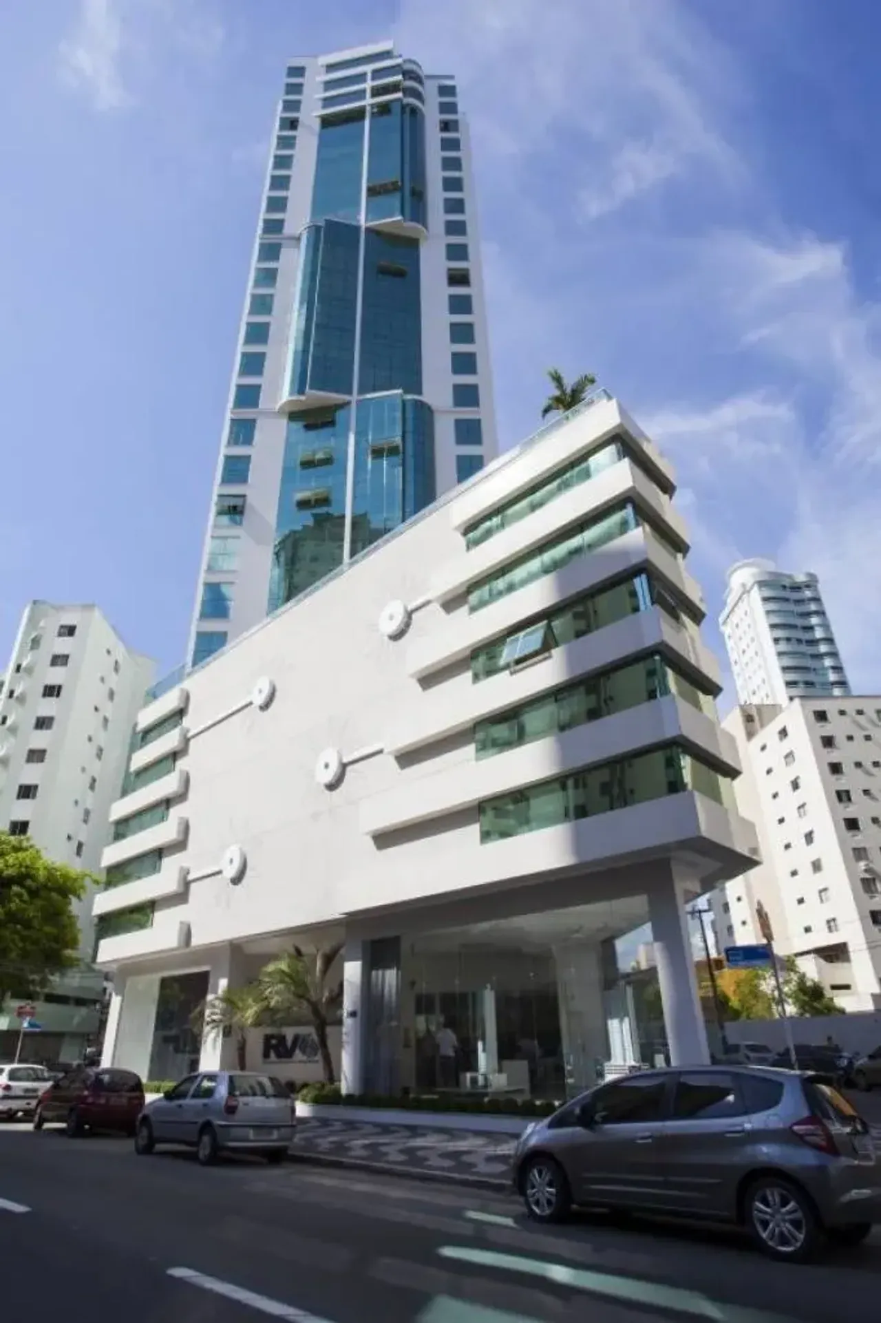 Apartamento com 3 suítes e 3 vagas de garagem no Centro de Balneário Camboriú