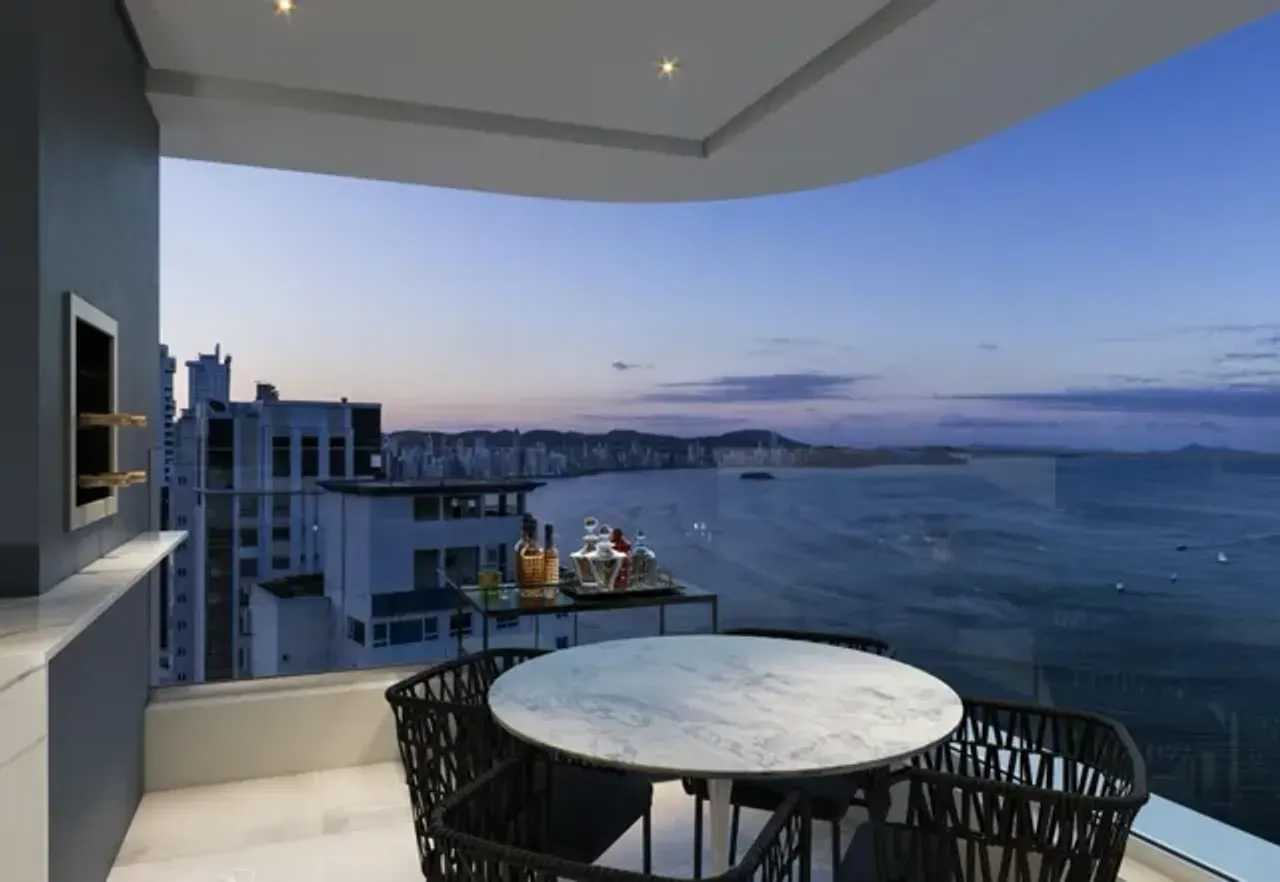 Apartamento na planta com 4 suítes e 3 vagas de garagem no Centro de Balneário Camboriú