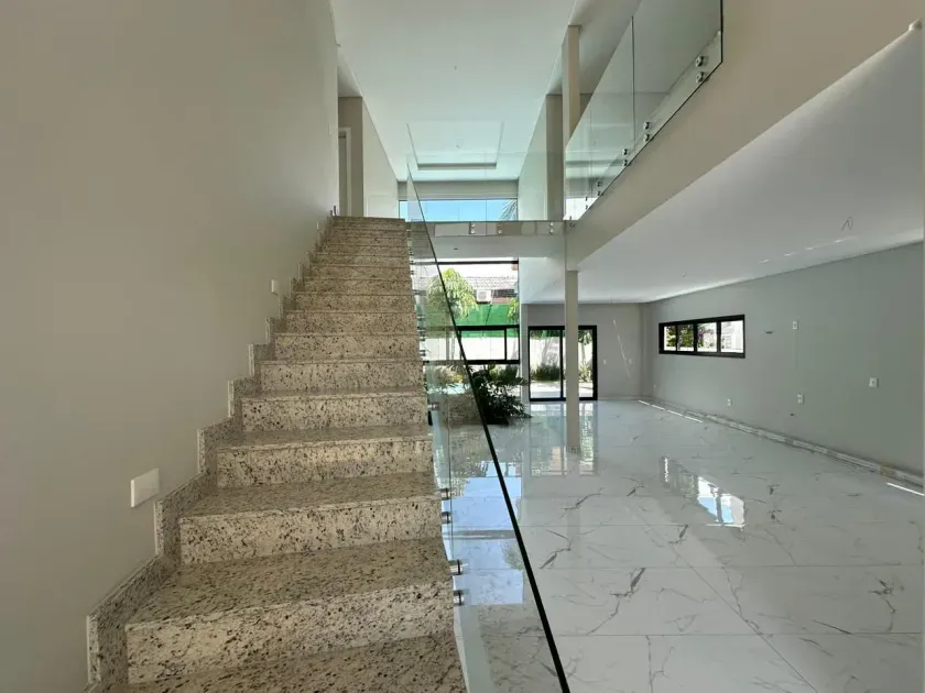 Casa em condomínio com 5 suítes 4 vagas sendo 2 cobertas em Balneário Camboriú — foto 2