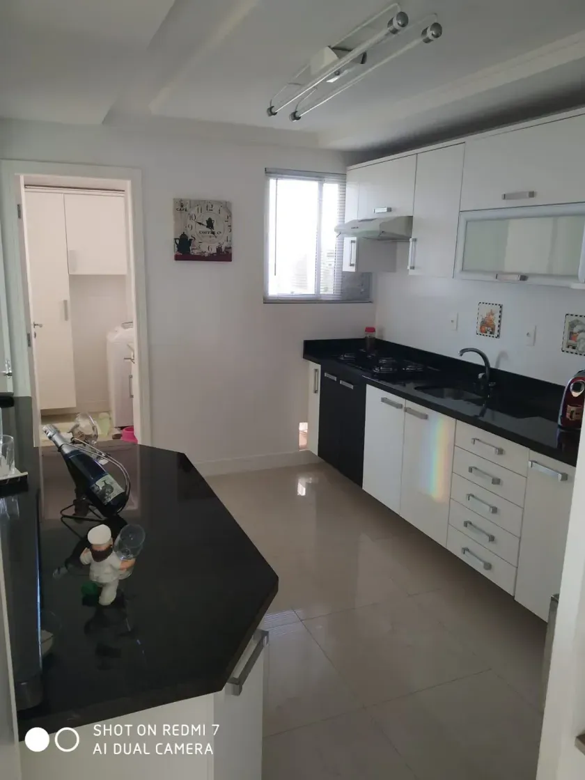 Apartamento com 1 suíte master e 1 demi com 2 vagas de garagem no Centro de Balneário Camboriú