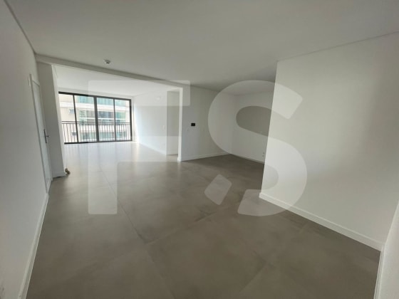 Apartamento com 3 suítes sendo 1 demi e 3 vagas de garagem no Centro de Balneário Camboriú/SC