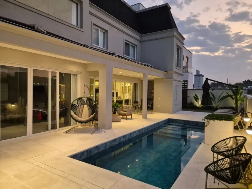 Luxuosa casa no Cond Reserva Golf Club com 5 suítes em Camboriú