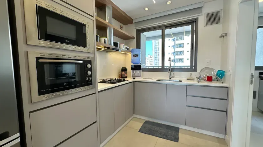 Apartamento alto padrão com 3 suítes e 3 vagas de garagem no Centro de Balneário Camboriú
