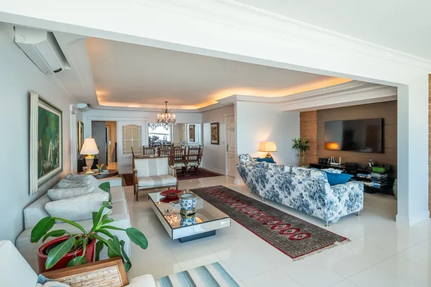 Apartamento no Edifício Dom Alvarez com 4 dormitórios em Balneário Camboriú — foto 9