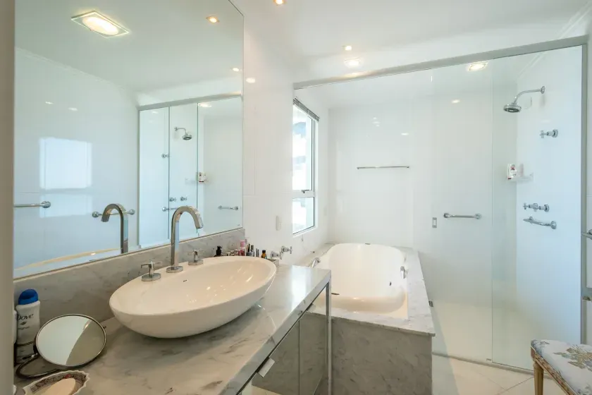 Apartamento no Edifício Dom Alvarez com 4 dormitórios em Balneário Camboriú — foto 33