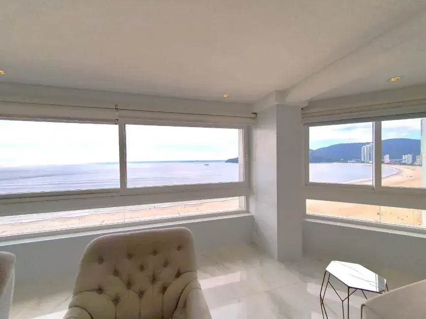 Apartamento no Edifício Dom Augustus com 4 suítes em Balneário Camboriú — foto 4