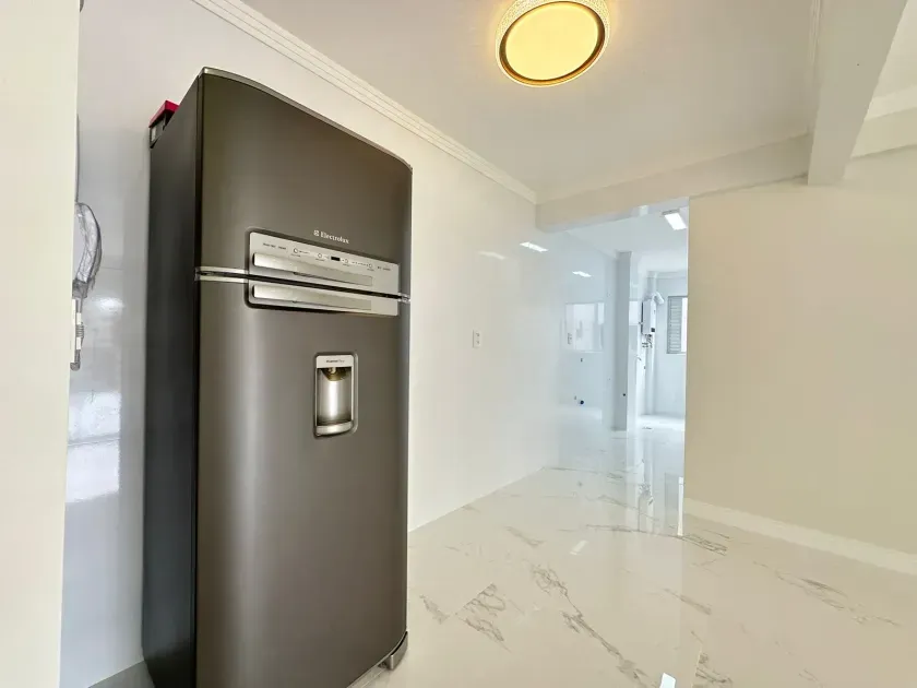 Apartamento quadra mar com 3 dormitórios sendo 2 demi suítes, sacada com churrasqueira em Balneário Camboriú