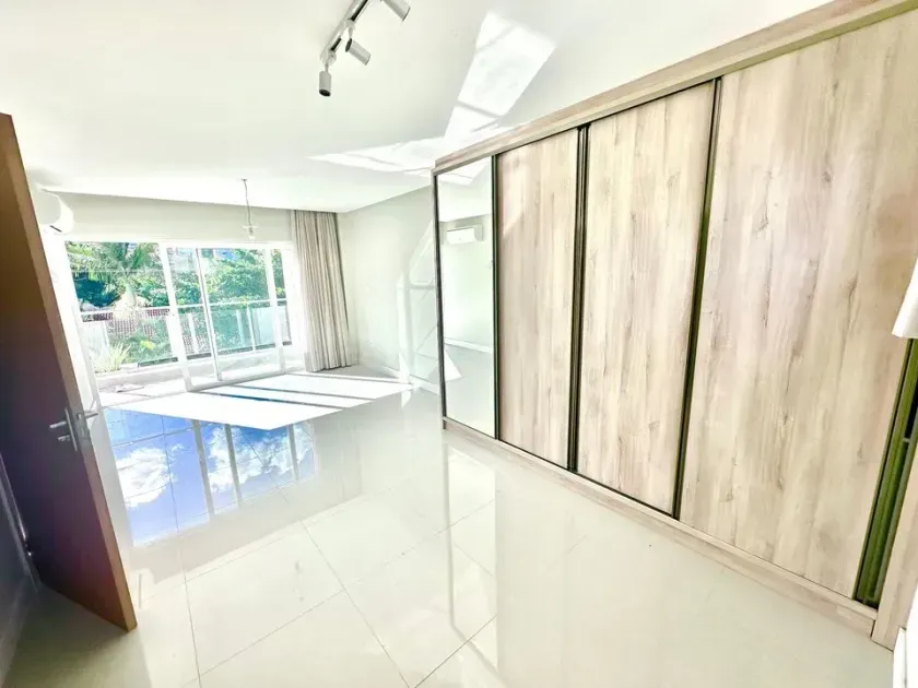 Casa Triplex com 3 suítes e 2 vagas de garagem na Praia dos Amores em Itajaí — foto 2