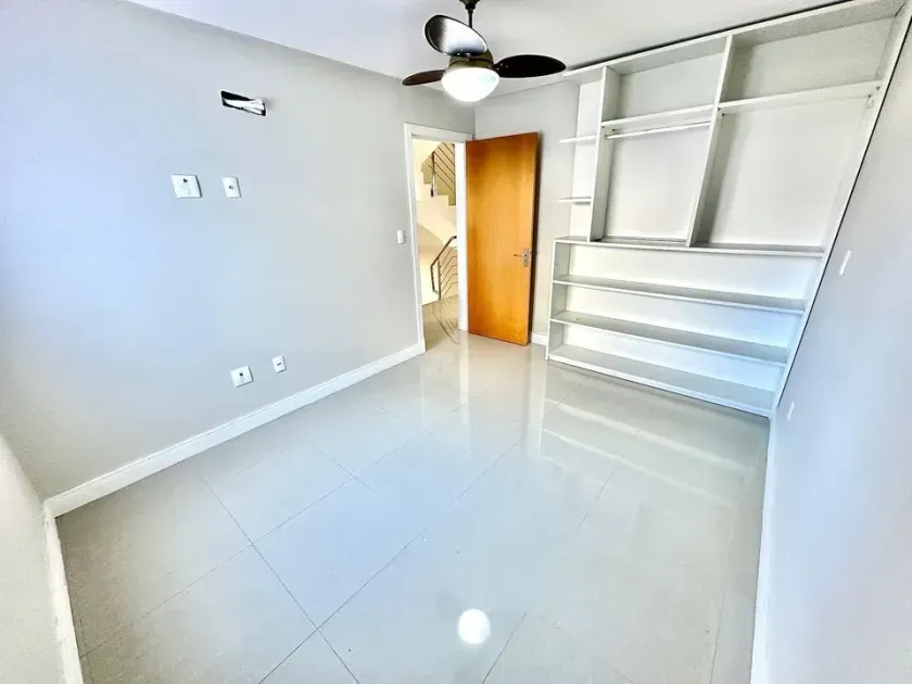 Casa Triplex com 3 suítes e 2 vagas de garagem na Praia dos Amores em Itajaí — foto 4