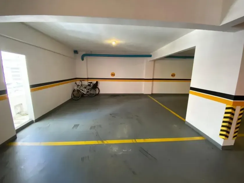 Apartamento mobiliado com 3 dormitórios, 2 vagas de garagem no Centro de Balneário Camboriú