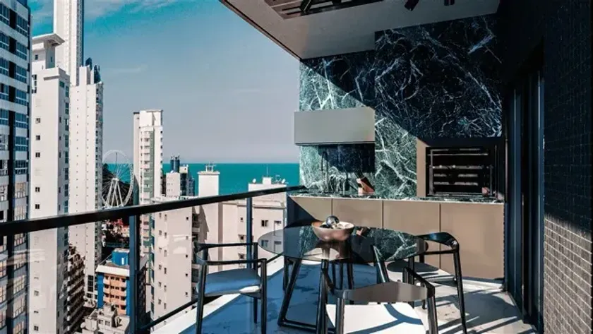 Apartamento mobiliado com 4 suítes e 3 vagas de garagem no Pioneiros em Balneário Camboriú