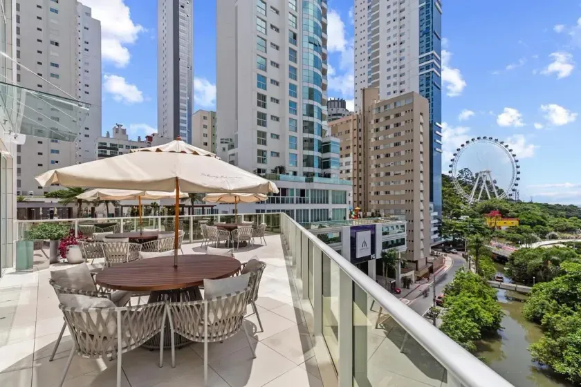 Apartamento mobiliado com 3 suítes, 3 vagas de garagem no Pioneiros em Balneário Camboriú