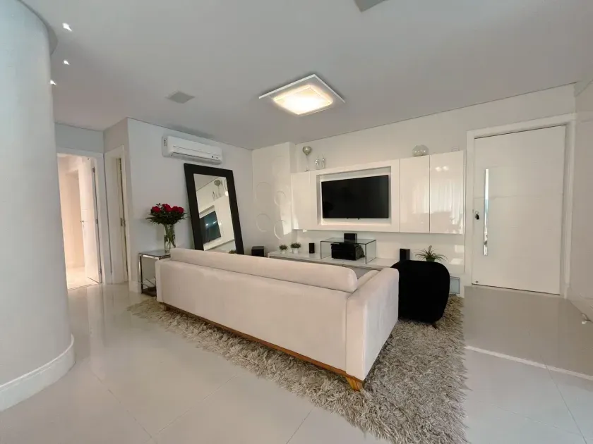 Apartamento de alto padrão com 3 suítes e 3 vagas de garagem em Balneário Camboriú