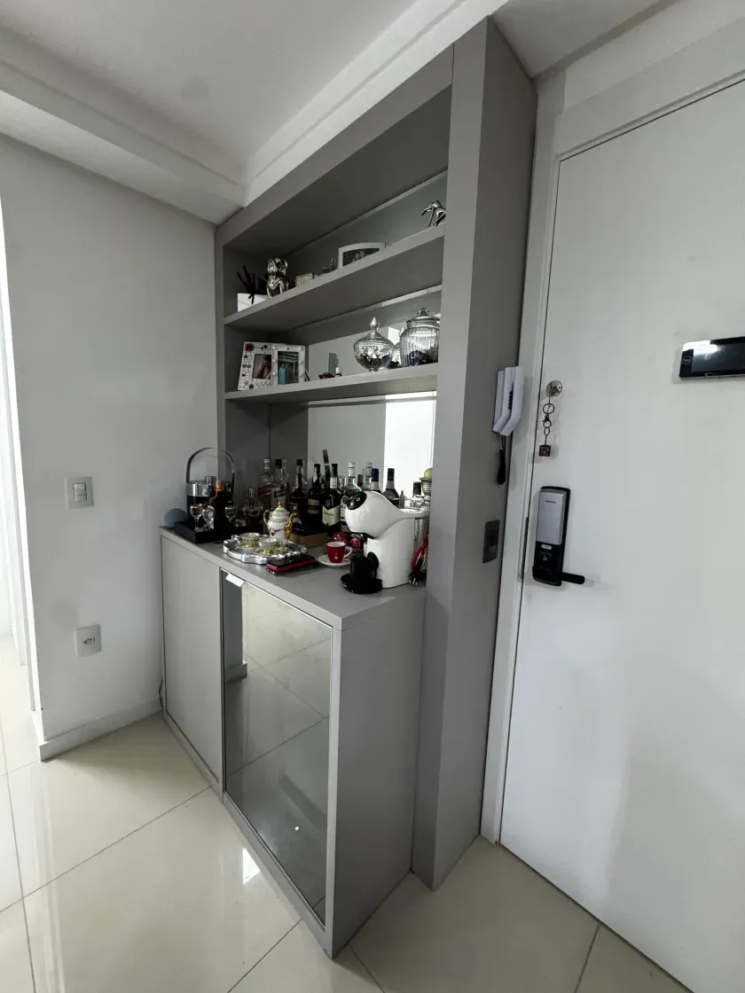 Apartamento semi mobiliado com 2 dormitórios sendo 1 suíte e 1 vaga no Centro de Balneário Camboriú