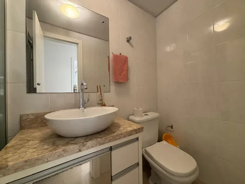 Apartamento com 2 dormitórios sendo 1 suíte e 1 vaga de garagem no Centro em Balneário Camboriú