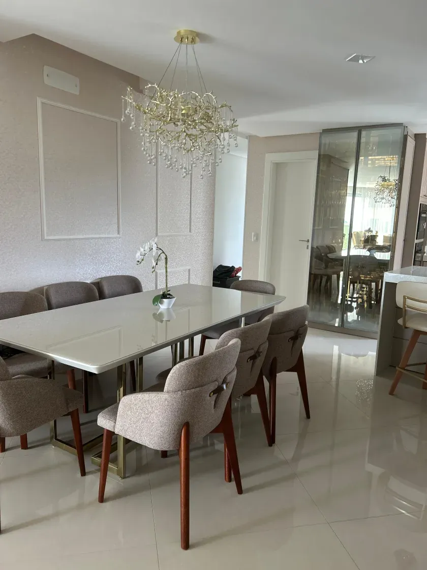 Apartamento mobiliado com 3 suítes e 4 vagas de garagem em Balneário Camboriú