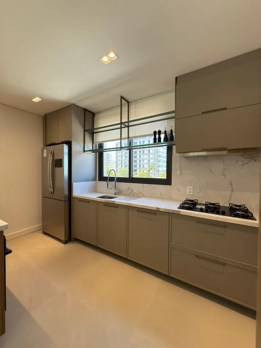 Apartamento com 3 suítes e 3 vagas de garagem na praia Brava em Itajaí — foto 3