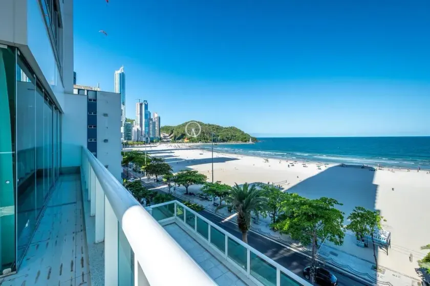 Apartamento mobiliado frente mar com 4 suítes e 4 vagas de garagem em Balneário Camboriú
