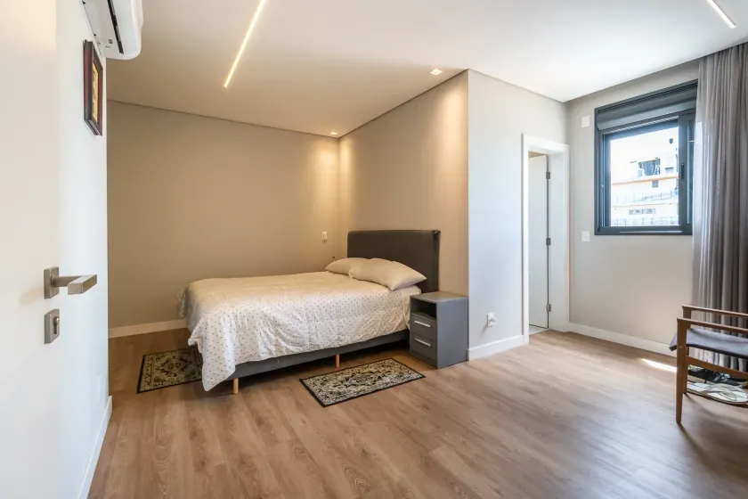 Cobertura duplex com 3 suítes e 4 vagas de garagem na Praia Brava — foto 12