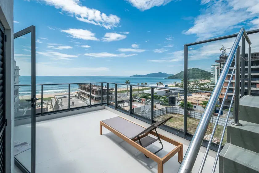 Cobertura duplex com 3 suítes e 4 vagas de garagem na Praia Brava