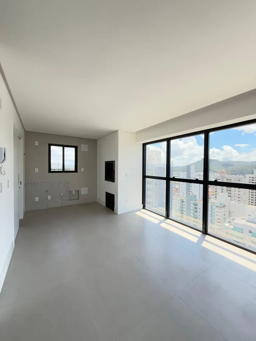 Apartamento com 4 suítes e 2 vagas de garagem no Centro de Balneário Camboriú