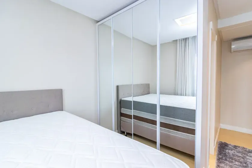 Apartamento andar alto com 3 suítes e 4 vagas de garagem no Centro de Balneário Camboriú