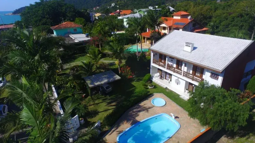 Casa 5 suítes e 3 vagas de garagem a 150m da beira-mar da Praia de Taquaras em Balneário Camboriú/SC