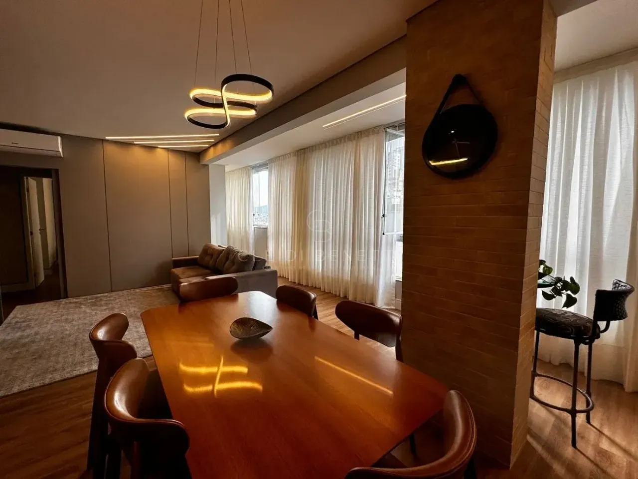 Apartamento mobiliado diferenciado com 3 dormitórios sendo 1 suíte e 2 vagas em Balneário Camboriú