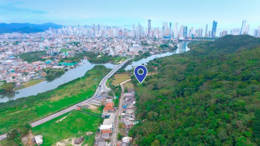 Terreno com 30.000m2 na divisa de Balneário Camboriú com Camboriú