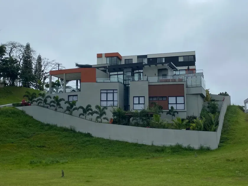 Casa triplex no Condomínio Caledônia com 3 suítes em Camboriú