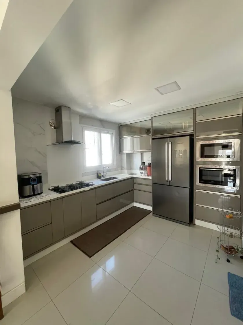 Apartamento mobiliado com 3 suítes sendo 1 master e 3 vagas de garagem em Balneário Camboriú