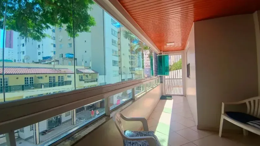 Apartamento diferenciado com 2 suítes e 2 vagas de garagem em Balneário Camboriú