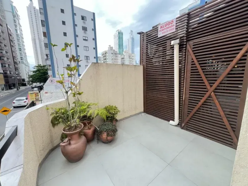 Apartamento diferenciado com 2 dormitórios sendo 1 suíte e 1 vaga de garagem a 350m da Praia Central