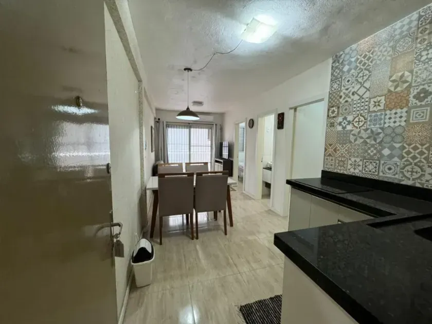 Apartamento mobiliado com 2 dormitórios e 1 vaga de garagem no Centro de Balneário Camboriú — foto 2