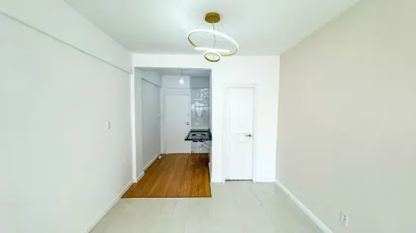 Kitnet reformada com 1 dormitório e 1 vaga de garagem nas Nações em Balneário Camboriú — foto 1