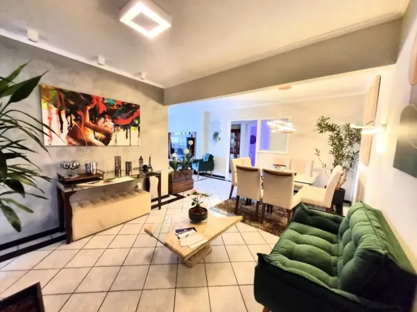 Apartamento mobiliado com 4 dormitórios sendo 1 suíte e 2 vagas de garagem em Balneário Camboriú