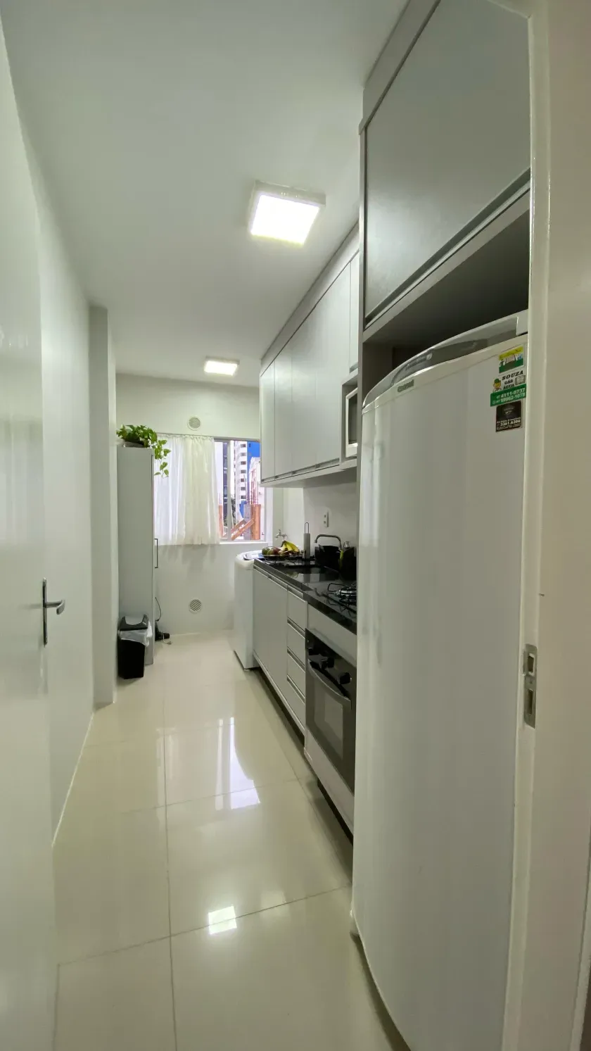 Apto mobiliado com 1 dormitório e 1 vaga de garagem na Av. Brasil em Balneário Camboriú — foto 3