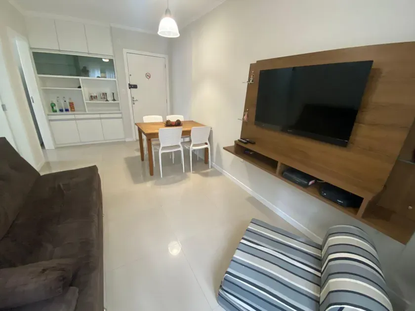 Apto mobiliado com 1 dormitório e 1 vaga de garagem na Av. Brasil em Balneário Camboriú — foto 1