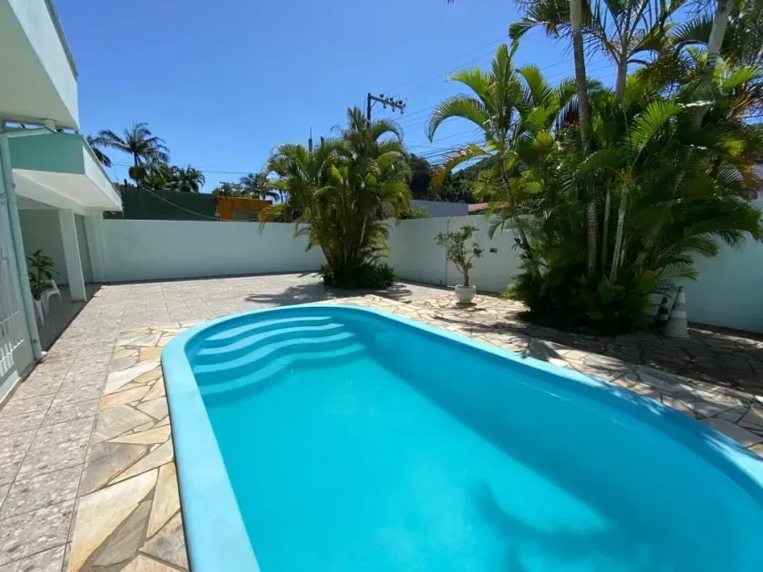 Casa com 4 dormitórios sendo 1 suíte e 5 vagas de garagem com piscina privativa - Balneário Camboriú