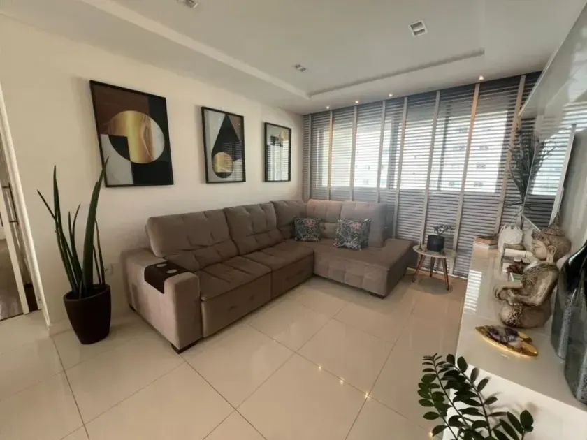 Apartamento mobiliado com 3 suítes e 2 vagas de garagem em Balneário Camboriú