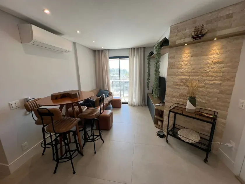 Apartamento mobiliado com 2 dormitórios sendo 1 suíte e 1 vaga de garagem na Praia Brava