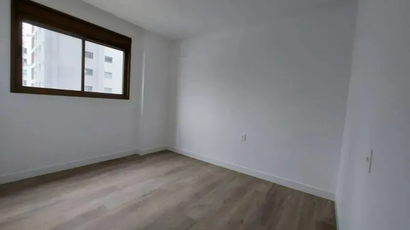 Apartamento novo de 4 suítes e 3 vagas de garagem no Centro de Balneário Camboriú — foto 4
