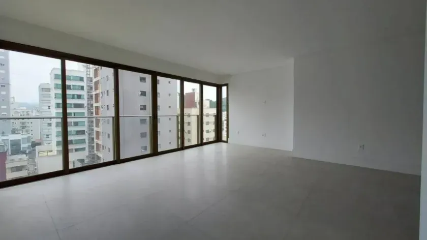 Apartamento novo de 4 suítes e 3 vagas de garagem no Centro de Balneário Camboriú