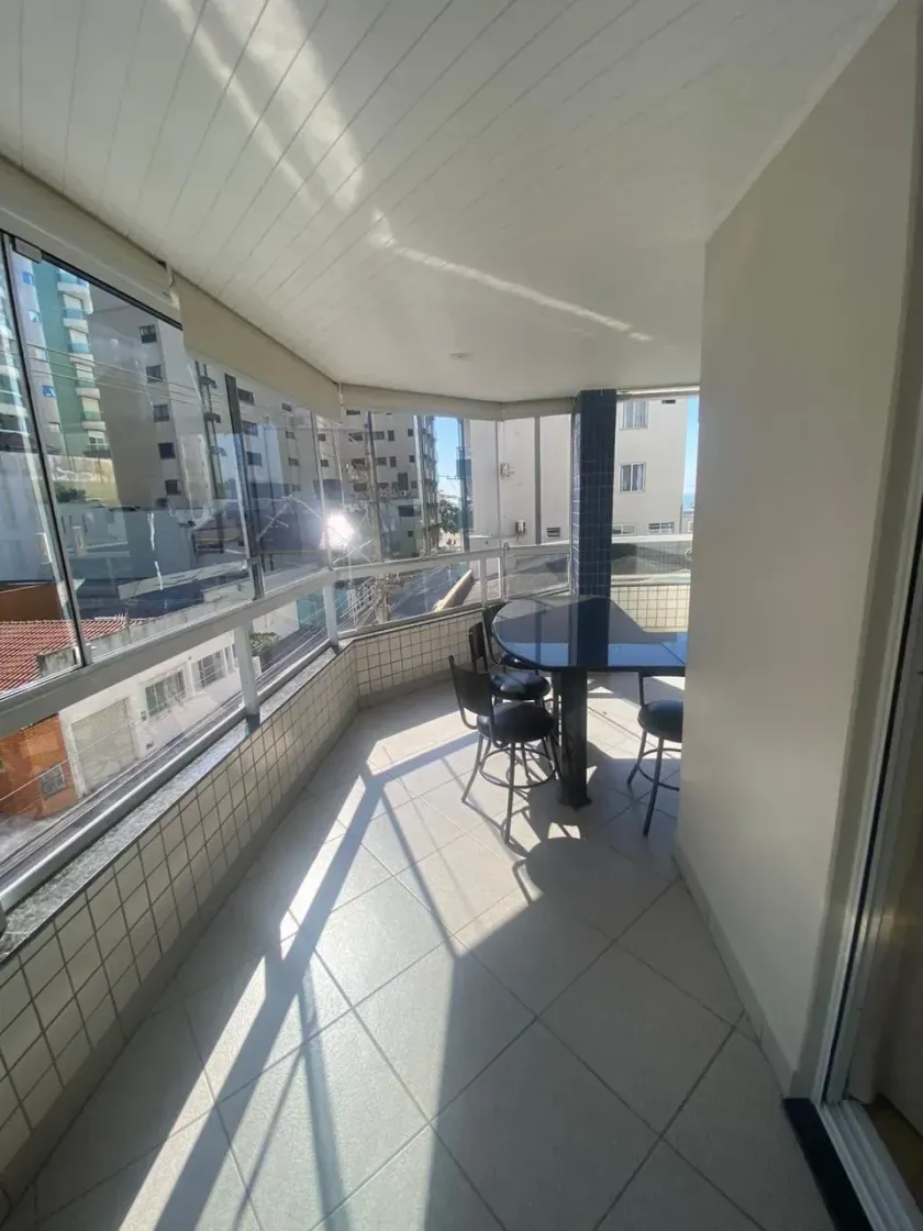 Apartamento Garden quadra mar de 3 quartos e 2 vagas de garagem no Centro de Balneário Camboriú