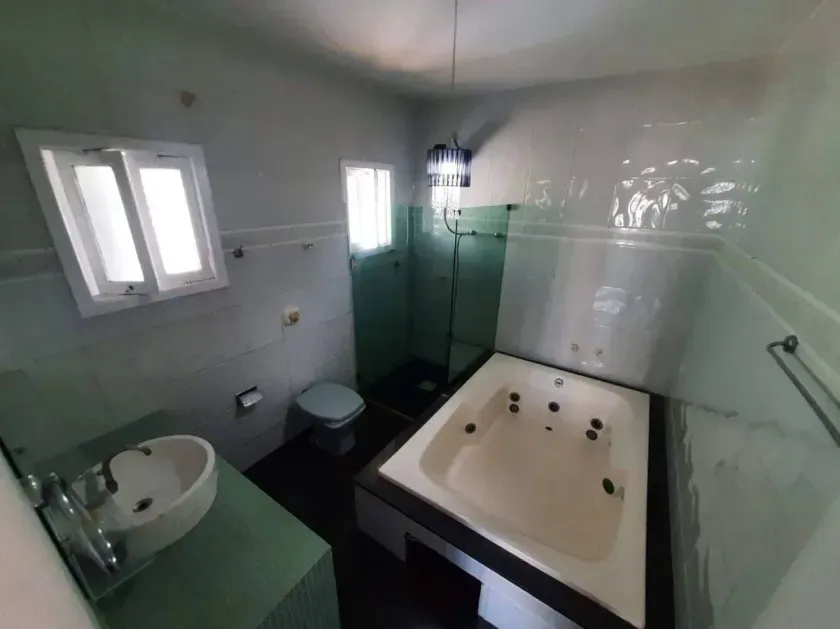 Casa com 5 dormitórios sendo 2 suítes e 5 vagas na praia dos amores em Balneário Camboriú- SC. — foto 5