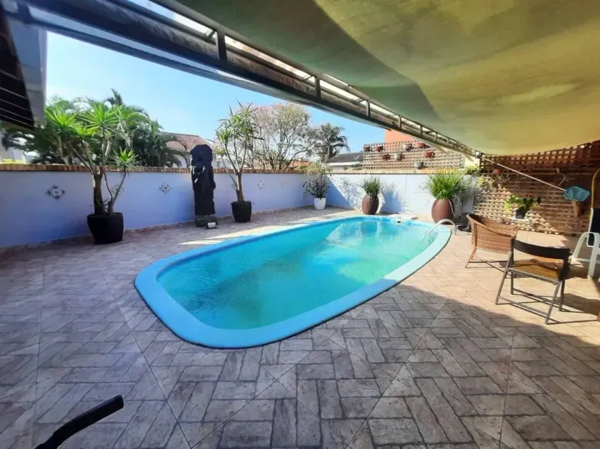 Casa com 5 dormitórios sendo 2 suítes e 5 vagas na praia dos amores em Balneário Camboriú- SC.